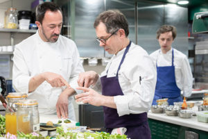 Pascal Barbot & Romain Meder en cuisine