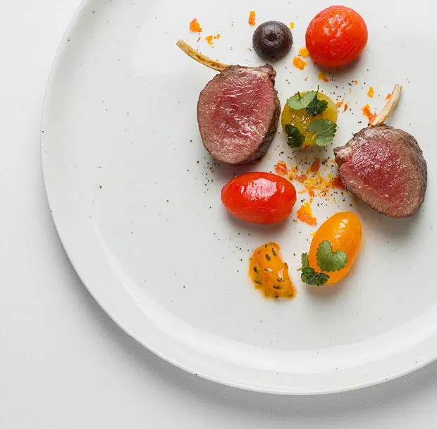 Les côtes de chevreuil marinées à la baie de genièvre, tomate confite infusée au macis