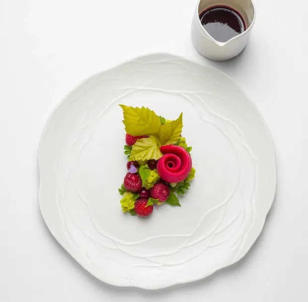 Les framboises, sorbet au poivre Voatsiperifery et crémeux à l’agastache